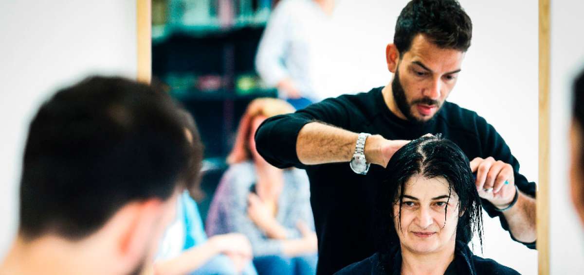 En Par&iacute;s, un sal&oacute;n de belleza ofrece cuidados a las inmigrantes
