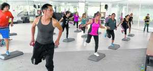 Los ejercicios aer&oacute;bicos, como los que se realizan en el espacio del Cumand&aacute;, en Quito, y en otros sitios de la ciudad, contribuyen a mantener un estilo de vida saludable para los hombres y mujeres de todas las edades que practican esta gimnasia de manera permanente.