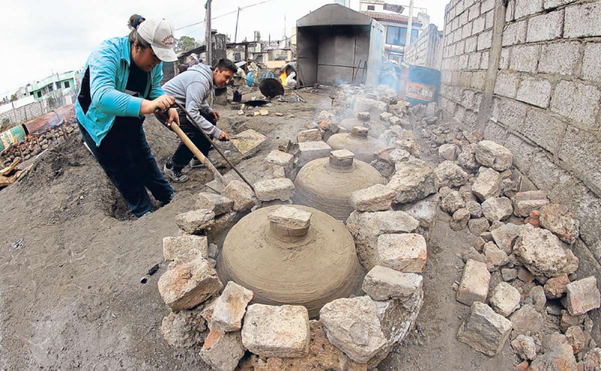 El arte de darle forma al barro y al bronce 