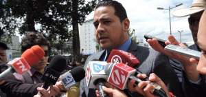 Dos discos compactos y m&aacute;s de 200 hojas entreg&oacute; el legislador corre&iacute;sta Ronny Aleaga a la Fiscal&iacute;a.