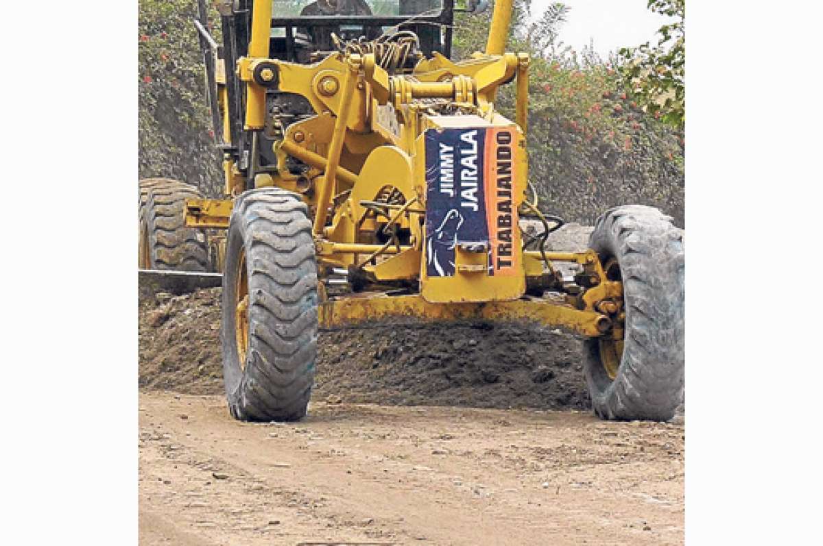 Avanzan trabajos viales en los sectores m&aacute;s lejanos de Guayas