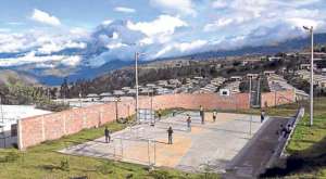 Un grupo de chicos jug&oacute; indorf&uacute;tbol la tarde del s&aacute;bado en La Paz, mientras a pocos kil&oacute;metros el coloso expulsaba ceniza. 
