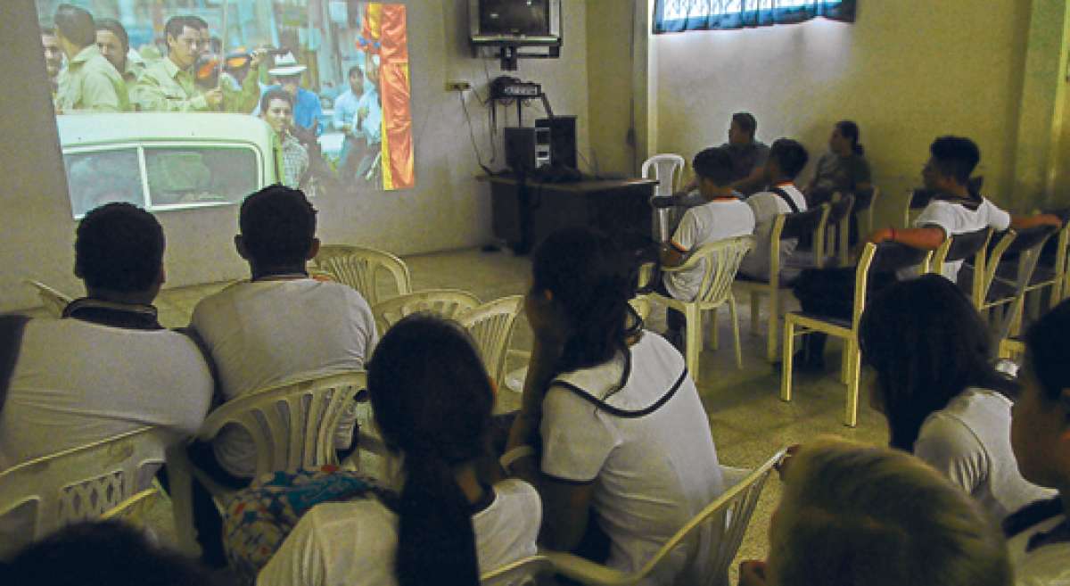 Los fot&oacute;grafos Rodolfo P&aacute;rraga y Leiberg Santoshablaron de su experiencia en la fotograf&iacute;a a los integrantes de los talleres de periodismo. Foto: Rodolfo P&aacute;rraga/El Tel&eacute;grafo