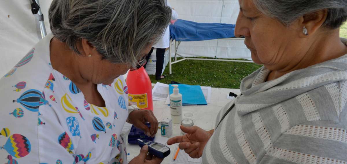Un examen del nivel de glucosa en la sangre revela si la persona presenta posibilidades de tener diabetes o no.