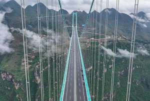 En China está el puente más alto del mundo: 625 metros de alto. 