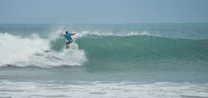 En la playa San Mateo, en el suroeste de Manta, la temporada de olas  empez&oacute; a fines de 2018 y concluir&aacute; en abril de 2019.