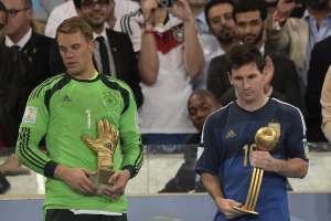 Lionel Messi (d.) desvaloriz&oacute; el trofeo a Bal&oacute;n de Oro del Mundial porque no pudo ganar la Copa. Foto: AFP