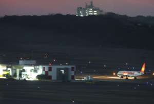 Foto de un avión en la pista del aeropuerto internacional Simón Bolívar, en Maiquetía (Venezuela). 
