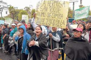 Los moradores de varios sectores de la urbe marcharon hasta el Municipio para pedir rebajas en el impuesto. Foto: Santiago Aguirre / El Tel&eacute;grafo 