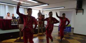 Los integrantes del grupo cuencano Conga Corp Dance en la presentaci&oacute;n realizada ayer durante el lanzamiento oficial del festival en la CCE Azuay.