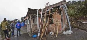 El refugio Santos Oca&ntilde;a es el mayor testigo de la furia del volc&aacute;n Tungurahua. Tras la erupci&oacute;n de 2006, una enorme piedra incandescente destruy&oacute; por completo el techo y paredes de la edificaci&oacute;n.
