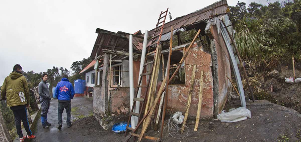 El refugio Santos Oca&ntilde;a es el mayor testigo de la furia del volc&aacute;n Tungurahua. Tras la erupci&oacute;n de 2006, una enorme piedra incandescente destruy&oacute; por completo el techo y paredes de la edificaci&oacute;n.