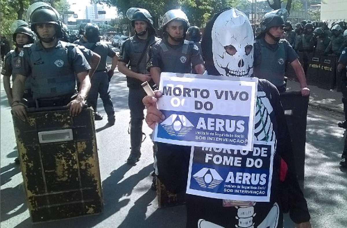 Los manifestantes se oponen a la organizaci&oacute;n del Mundial y critican los gastos p&uacute;blicos. Foto: AFP