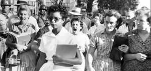 Primera alumna negra ingresa a la U. de Alabama