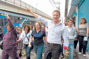 El nuevo alcalde prev&eacute; asistir a un acto de posesi&oacute;n popular la noche del viernes en la Tribuna Sur. La foto durante un recorrido por Chillogallo. Foto: Archivo.