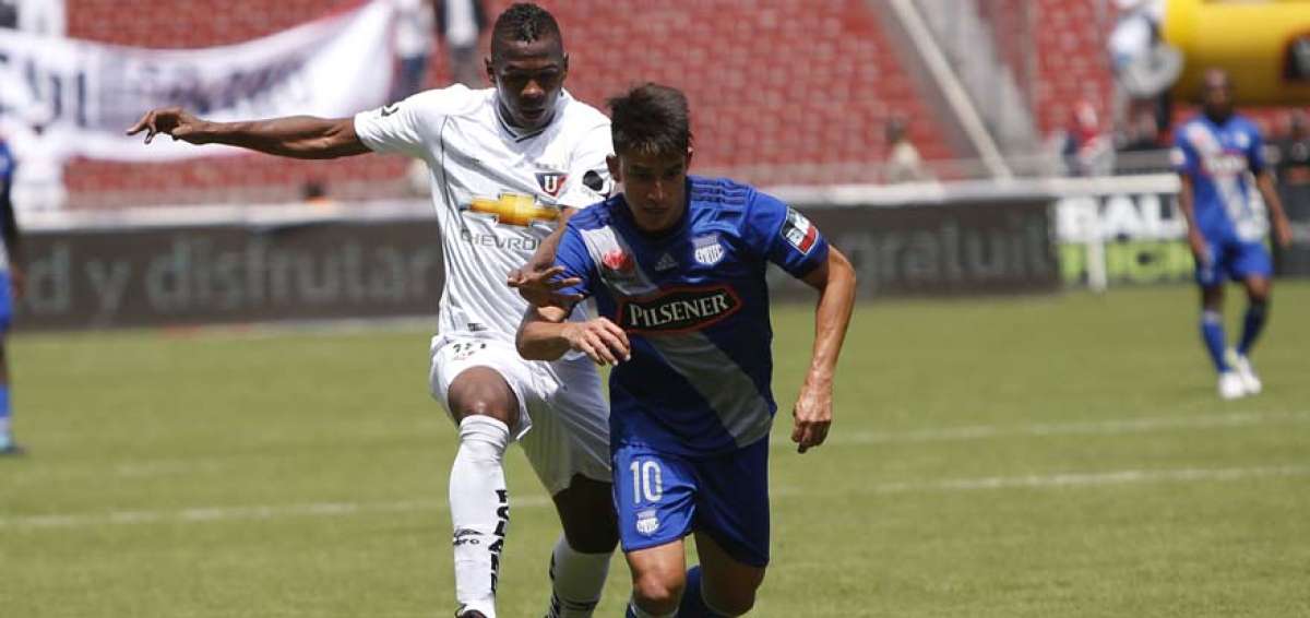 El volante Fernando Gaibor (10) domina el bal&oacute;n ante la marca de &Aacute;lex Bola&ntilde;os de Liga de Quito, durante un partido del campeonato anterior. 