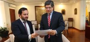 En Quito, el secretario Anticorrupci&oacute;n, Iv&aacute;n Granda, entreg&oacute; al canciller Jos&eacute; Valencia informaci&oacute;n de socios y las actividades del Instituto Eloy Alfaro.