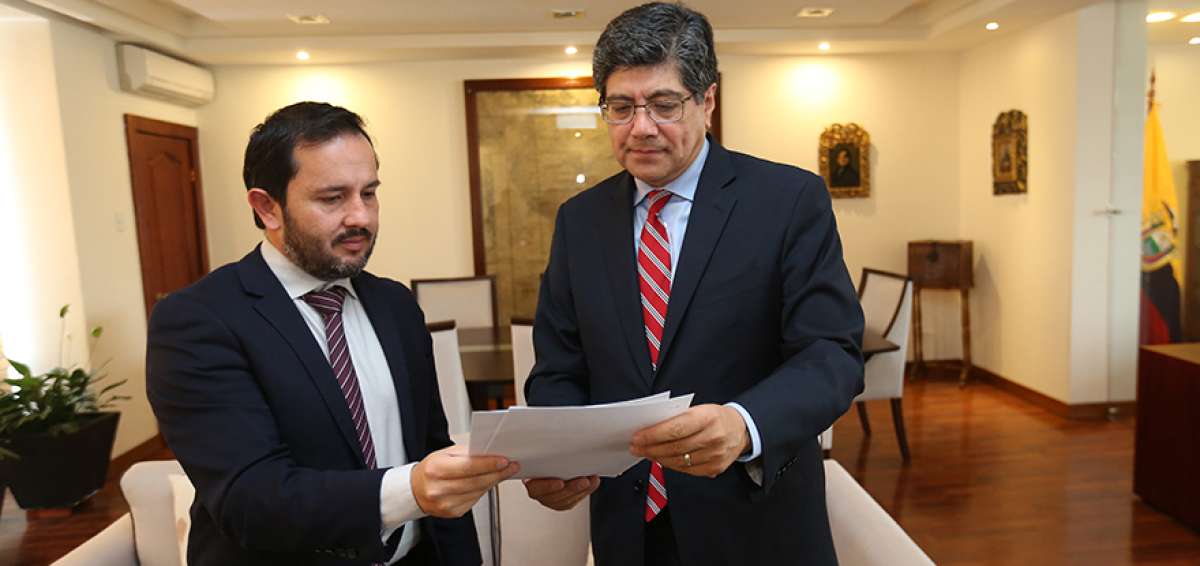 En Quito, el secretario Anticorrupci&oacute;n, Iv&aacute;n Granda, entreg&oacute; al canciller Jos&eacute; Valencia informaci&oacute;n de socios y las actividades del Instituto Eloy Alfaro.