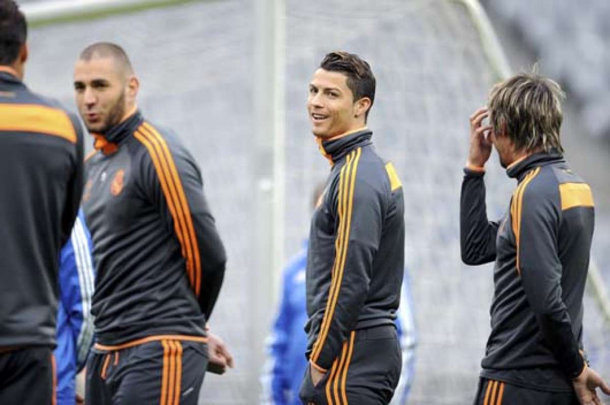 Cristiano Ronaldo (c) y Karim Benzema (i) liderar&aacute;n la ofensiva del Real Madrid en M&uacute;nich. Foto: EFE