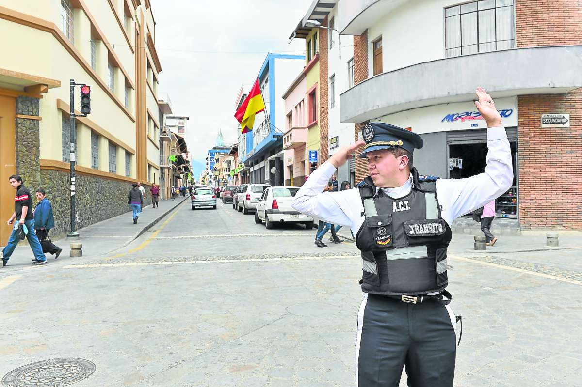 Los aspirantes a veedores del proceso de selecci&oacute;n de agentes civiles de tr&aacute;nsito deben cumplir 8 requisitos. Foto: Jos&eacute; Luis Llivisaca.