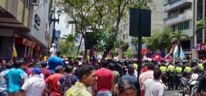 Manifestantes se toman la avenida 9 de Octubre en Guayaquil