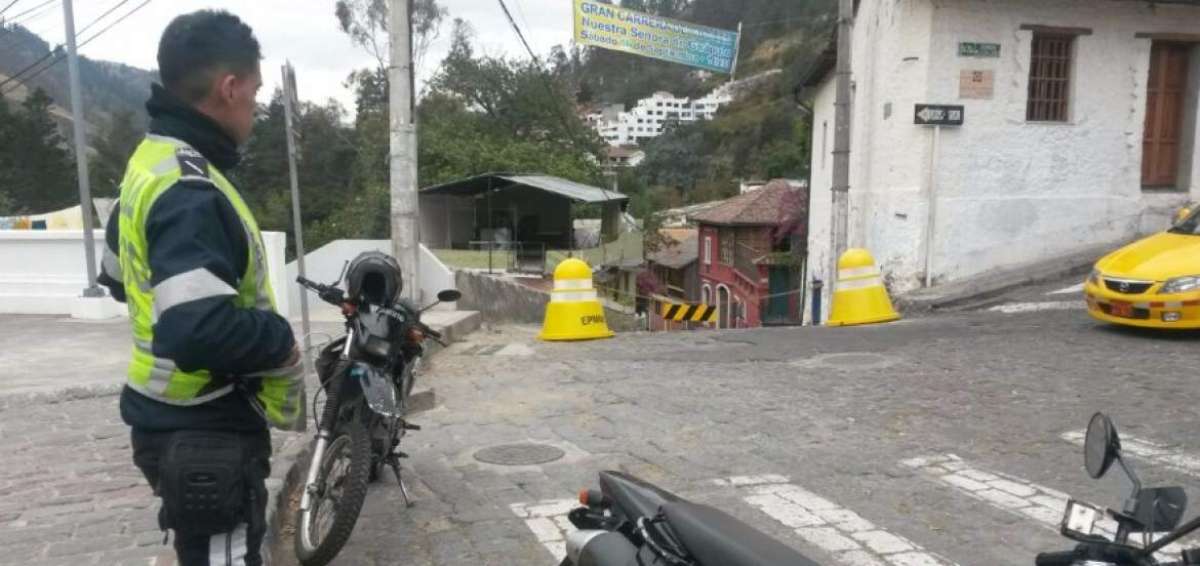 Agentes metropolitanos siguen vigilando el paso restringido en la calle Germ&aacute;nico Salgado.