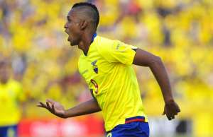 Fidel Francisco Mart&iacute;nez Tenorio manifest&oacute; en 2013 que siempre so&ntilde;&oacute; en jugar con Antonio Valencia, pero no se imagin&oacute; que lo reemplazar&iacute;a con suceso. Foto: AFP