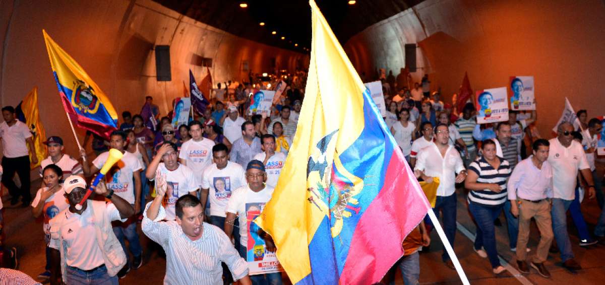 Las docenas de manifestantes avanzaron por el t&uacute;nel que desemboca hacia la calle Boyac&aacute;, impidiendo el paso de veh&iacute;culos. 