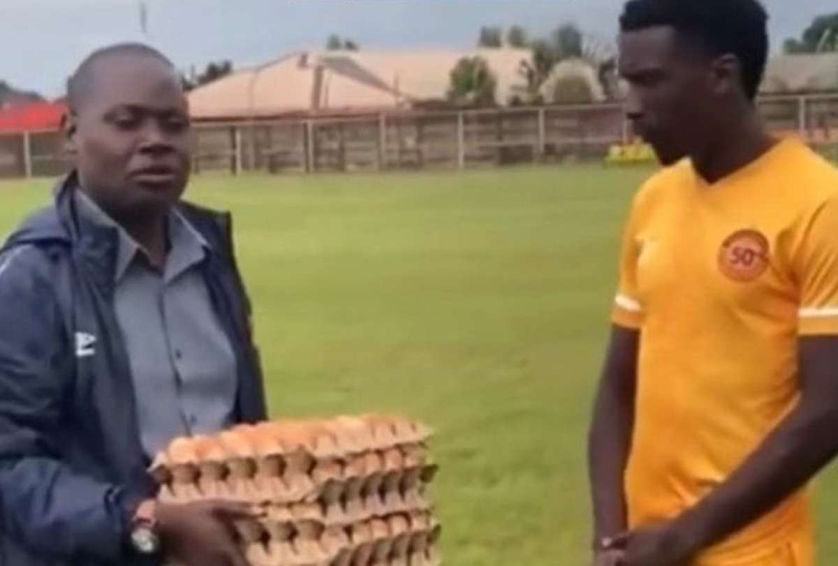 Futbolista recibió cinco cubetas de huevos como premio por su desempeño