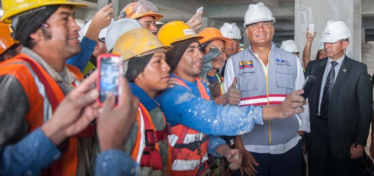 Obreros que edifican el nuevo hospital del IESS, al sur de Quito, aprovecharon para tomarse selfies con Correa.   