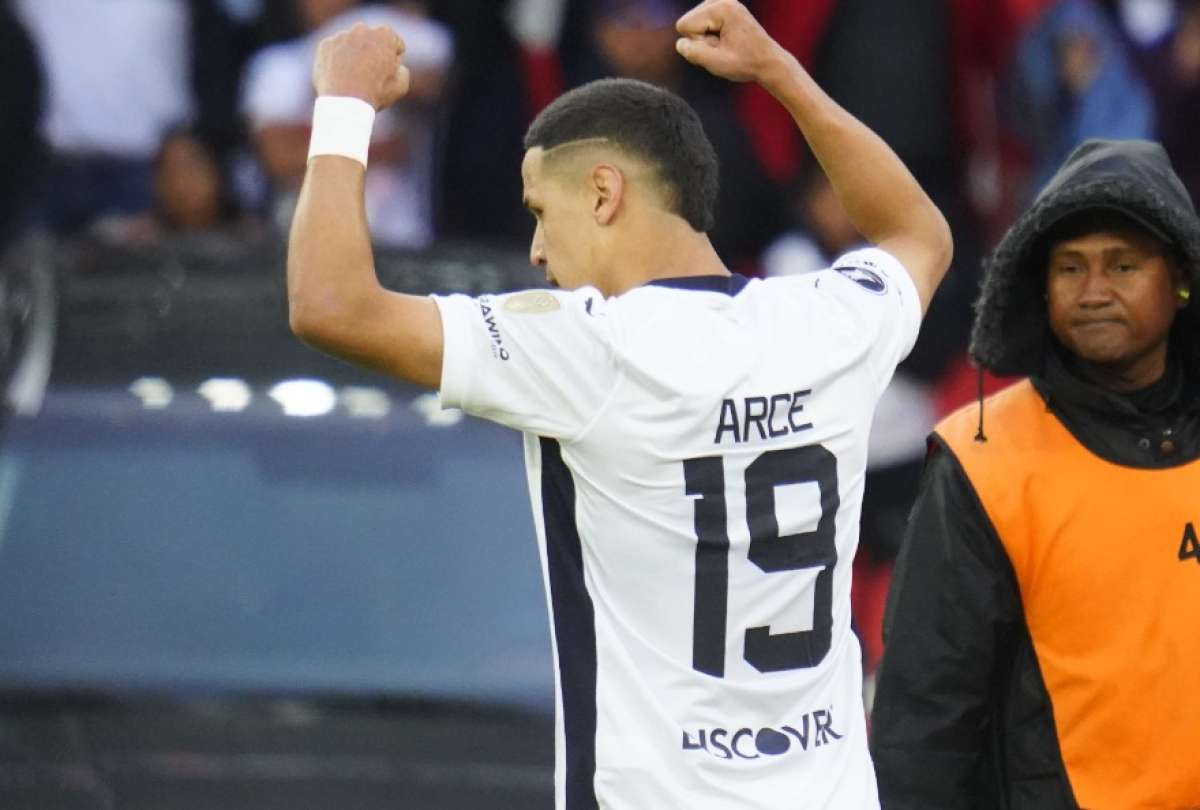 Álex Arce anotó el primer gol del albo
