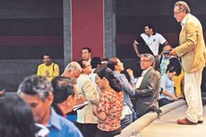 Miguel Carvajal socializa  la Ley de Tierras con dirigentes campesinos de la Costa en el auditorio de la Corte Provincial del Guayas, en Guayaquil. Foto: MIguel Castro.