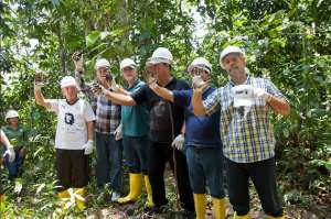 Los h&eacute;roes cubanos recorrieron el Pozo Aguarico 2. Foto: Canciller&iacute;a de Ecuador 