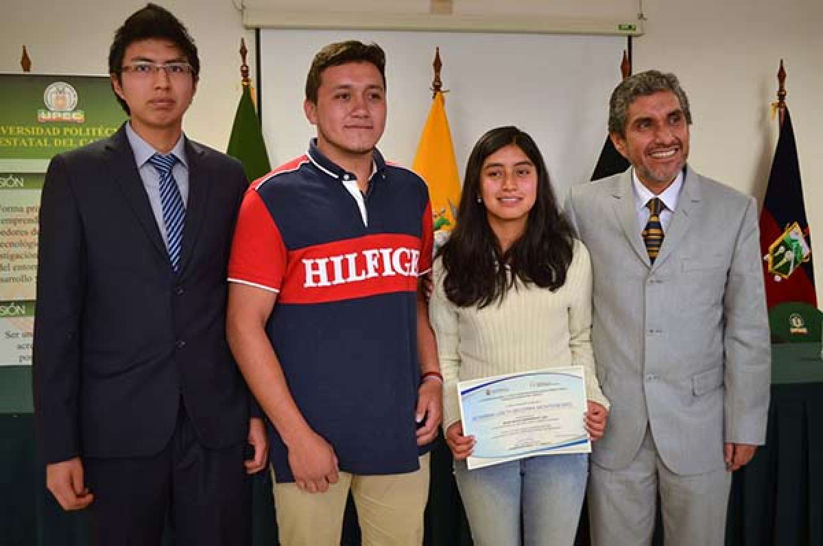 De izquierda a derecha: Israel Jim&eacute;nez, Jessenia Becerra,  V&iacute;ctor Narv&aacute;ez y  Daniel Su&aacute;rez, coordinador zonal 1 y 2 de Senescyt
