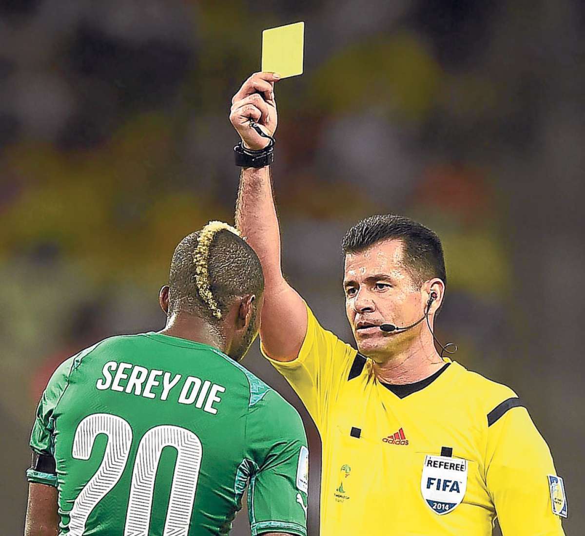 Carlos Vera amonesta con tarjeta amarilla a Die Serey de Costa de Marfil en el duelo de esta selecci&oacute;n ante Grecia el pasado 24 de junio en Fortaleza. Foto: articles.chicagotribune.com 
