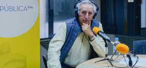 Nelson Maldonado, en la cabina de P&uacute;blica FM, listo para interactuar con los oyentes de su programa en el que incluye un men&uacute; de m&uacute;sica variada. 