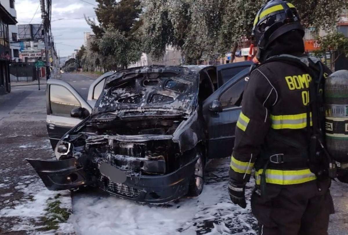 Bomberos sofocan incendio de un veh&iacute;culo en la av. Amazonas, norte de Quito