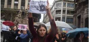 Pese a la lluvia y al viento en la capital argentina, las mujeres se hicieron sentir con el apoyo de bocinazos, o aplausos desde las ventanas de edificios de oficinas.