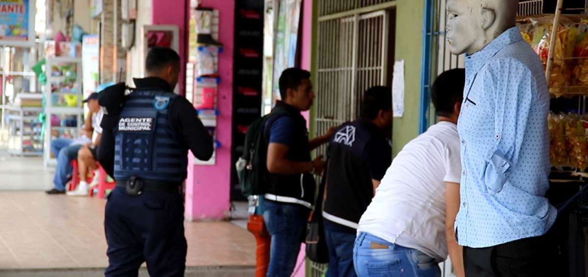 En el centro de Portoviejo los controles al uso del espacio p&uacute;blico son constantes. Se verifica sobre la ubicaci&oacute;n de mercader&iacute;a en portales.