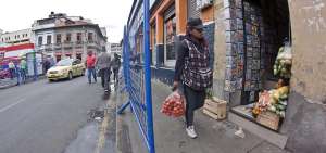 Pese a los bloqueos con mallas y barras met&aacute;licas , algunos comerciantes informales se mantienen en las calles. Piden la construcci&oacute;n puestos formales.