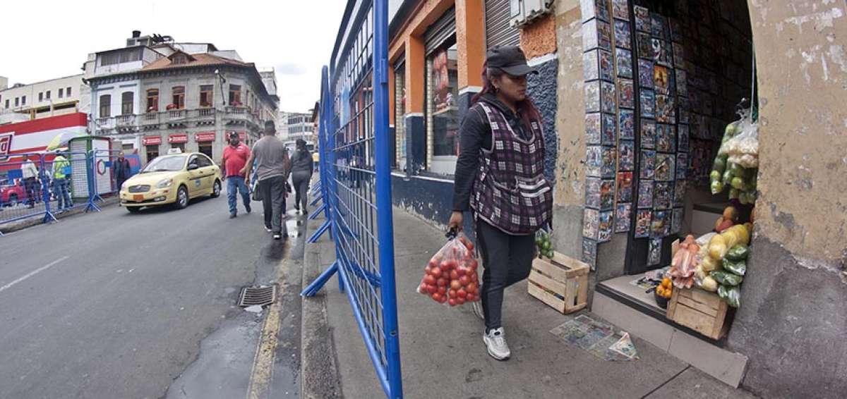 Pese a los bloqueos con mallas y barras met&aacute;licas , algunos comerciantes informales se mantienen en las calles. Piden la construcci&oacute;n puestos formales.