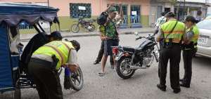 Los polic&iacute;as requisaron a los conductores de las motocicletas, tricimotos y carros.