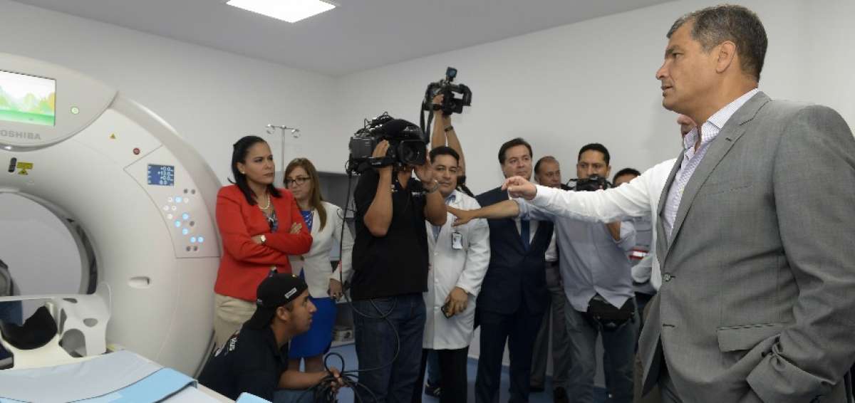 El presidente Rafael Correa recorri&oacute; ayer las &aacute;reas del hospital del IESS ubicado en Los Ceibos, en Guayaquil.