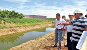 La provincia de El Oro se prepara para enfrentar el fen&oacute;meno de El Ni&ntilde;o. Las autoridades realizaron una limpieza de canales para evitar inundaciones. Foto: Fabricio Cruz/el Telegrafo