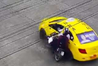 Motociclistas se golpearon contra un automotor en Machala.