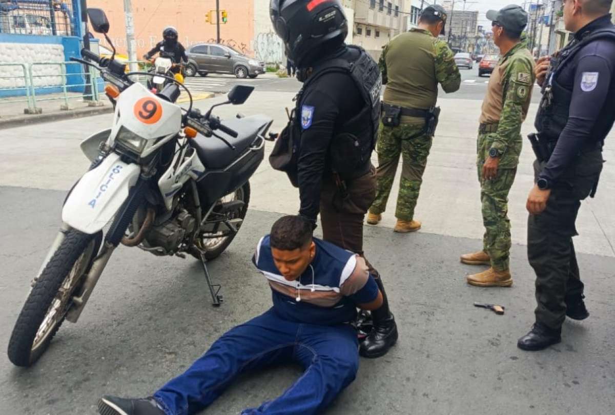 Militares decomisaron arma y municiones tras hecho violento en el centro de Guayaquil