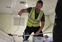 Un cazador de serpientes fue llamado para capturar a la serpiente que se coló en un vuelo australiano.