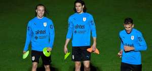 Diego Laxalt (izq.) no ser&aacute; titular hoy en Uruguay por lesi&oacute;n. Mientras que Edinson Cavani (centro) comandar&aacute; el ataque esta tarde ante Per&uacute;.