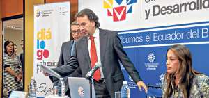 De izquierda a derecha: Vinicio Alvarado, Pabel Mu&ntilde;oz y Paola Pab&oacute;n, en la presentaci&oacute;n de los resultados de los di&aacute;logos, que se realiz&oacute; ayer en Quito. Foto: Fernando Sandoval / El Tel&eacute;grafo