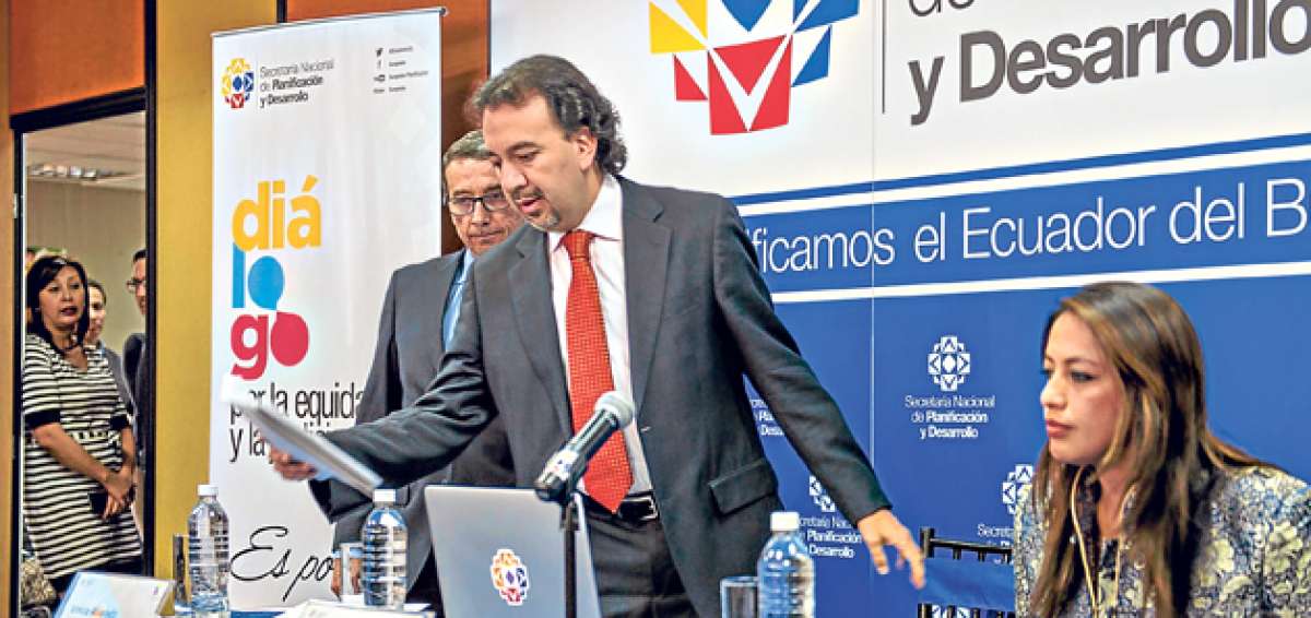 De izquierda a derecha: Vinicio Alvarado, Pabel Mu&ntilde;oz y Paola Pab&oacute;n, en la presentaci&oacute;n de los resultados de los di&aacute;logos, que se realiz&oacute; ayer en Quito. Foto: Fernando Sandoval / El Tel&eacute;grafo